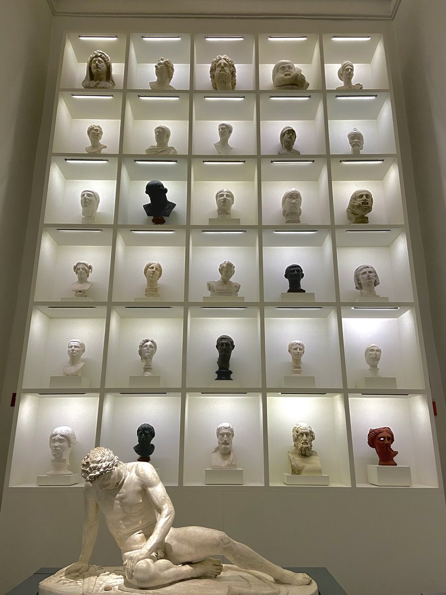 lorenzo_ch2's tweet photo. En la misma calle, a poco metros tenemos la Casa del Sol, perteneciente también al Museo Nacional de Escultura. Allí abunda el color blanco, pudiéndolo comparar con el aspecto de una obra arquitectónica clásica. La gran sala cuenta con casi tres mil piezas.
#EUMZA #DCCSS https://t.co/b3xXJ9zriz