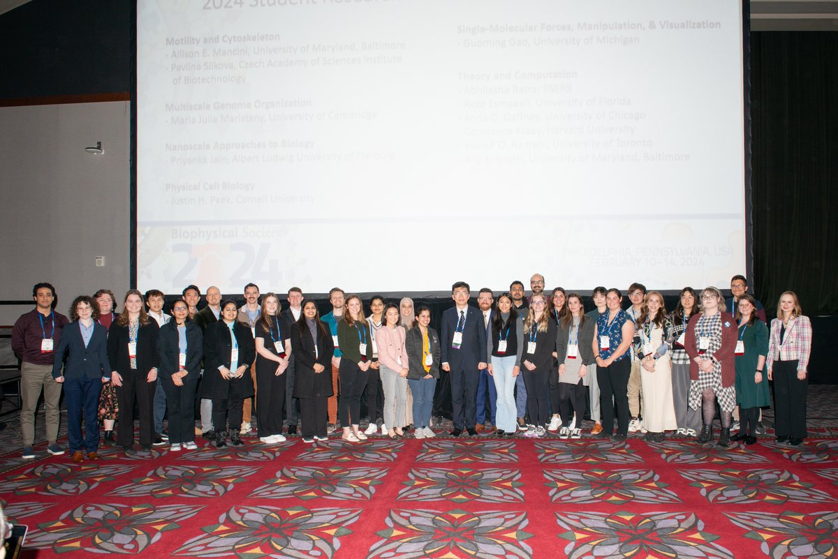 Student Research Achievement Award group photo with @BiophysicalSoc President @taekjip at #BPS2024.