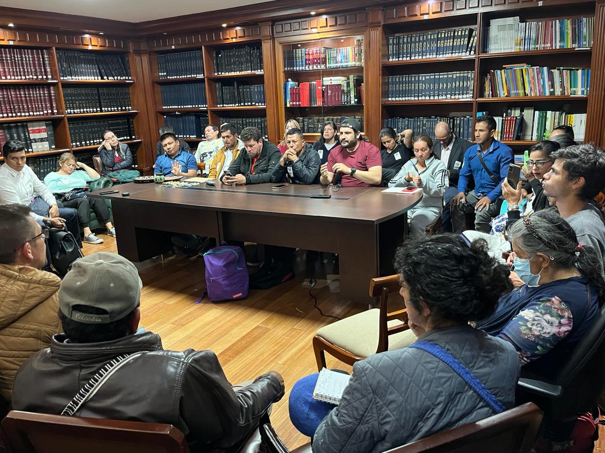 plataformavivi2's tweet photo. Se reinstala la Mesa Distrital de Vivienda y Hábitat en Galán para establecer un diálogo y negociación con el gobierno. Enfocaremos el escenario en legitimar la mesa, acordar puntos clave y crear un cronograma anual. Puntos claves: 🪡 https://t.co/1S1Warcckp