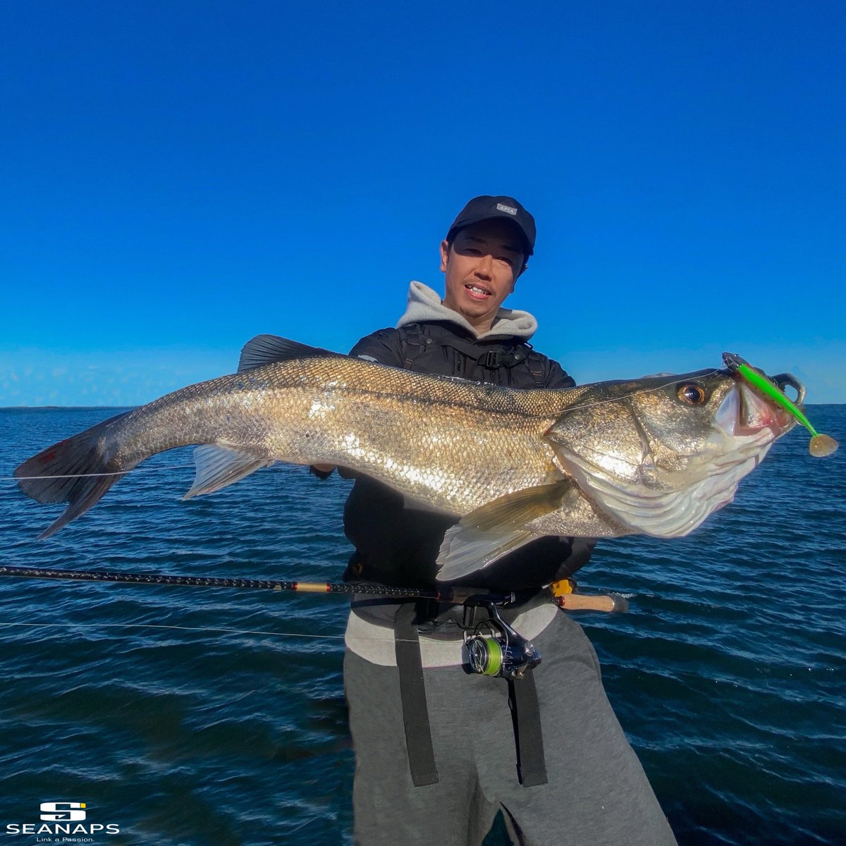 sei_uchida_fish's tweet photo. 爆風の晴れ間に。手前はシャロー沖に向けて緩やかなブレイク、風も沖に抜けていく。ジョルティミニを風に乗せて、ブレイク奥へフルキャストして沈め、なるべくボトムから離れないようリフト＆フォール。最近はこのパターンが強く、出ると結構いいサイズ。

#APIA #BlueBlueFishing #JOLTY #JOLTYmini https://t.co/Uj6A7ncfqO
