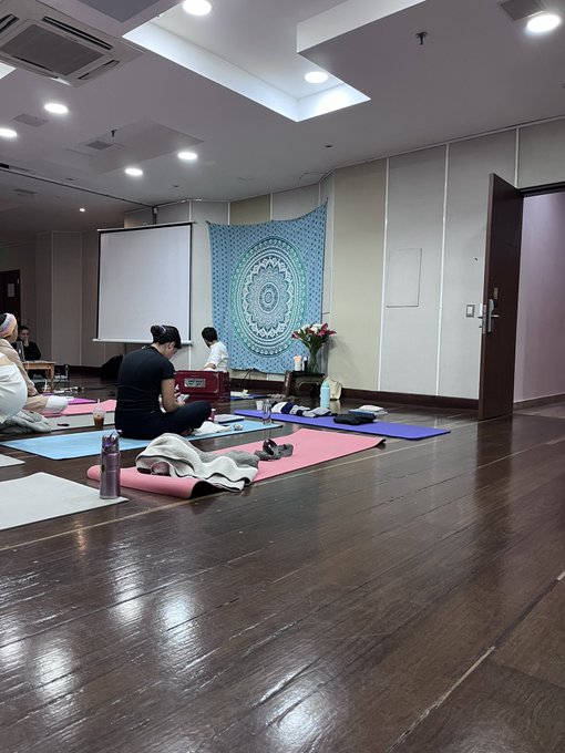 Estoy estudiando para ser profesora de yoga. https://t.co/CBrMdQ4eQp<a href="/tag/desnuda"class="tags"><span>#desnuda</span></a>