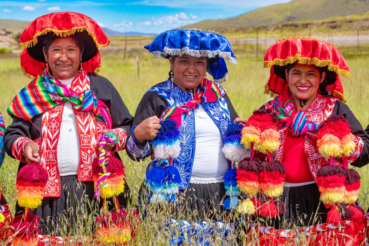 #Puno #Perú #Color #CieloAzul #BluSky #Sonrisa #Smile #Tradición  #Folclore #Cordillera #MountainRange #Friendship #Fotografía #Photography