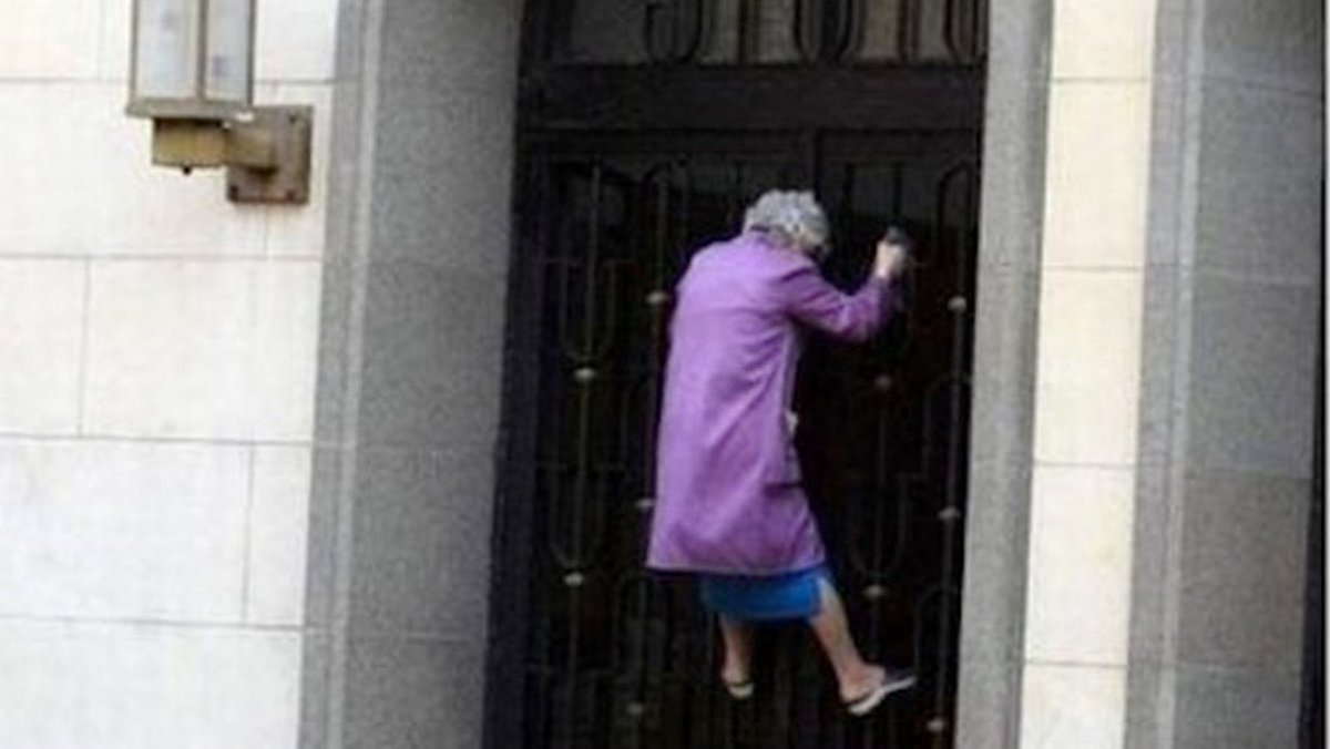 me on my covert mission outside buckingham palace to find kate middleton