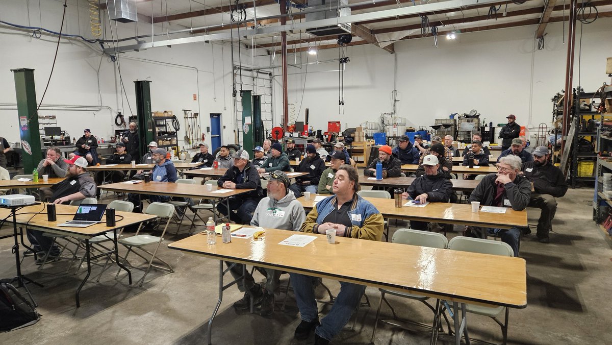 Nice to see so many EMs and Irrigation techs this morning at the @OregonGCSA EM meeting. Thank you @TurfStarWestern for hosting event!