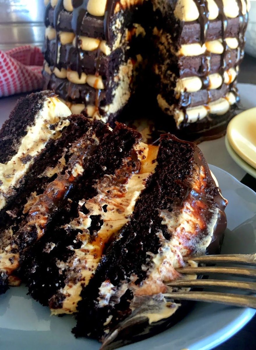 WHATSFORDlNNER's tweet photo. Chocolate Fudge Cake with Salted Caramel Buttercream https://t.co/SfRFtOo4He
