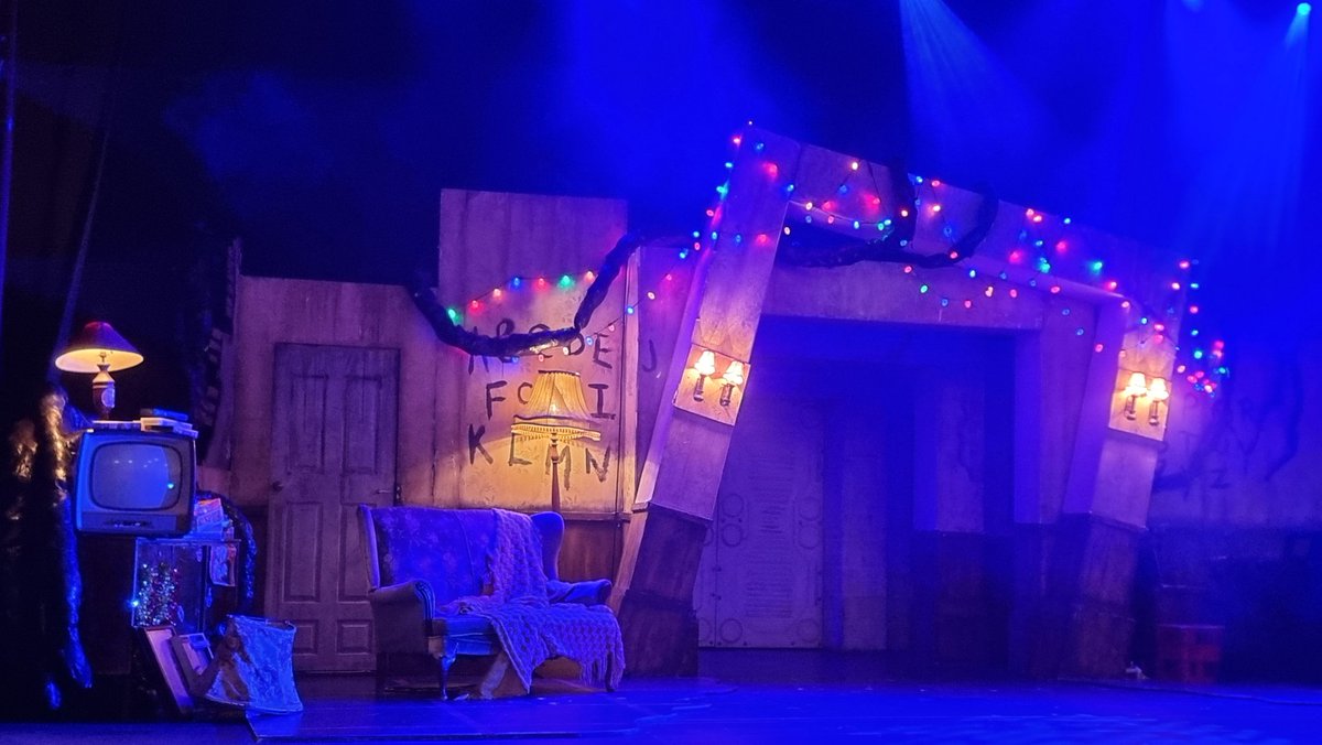 MatthewRimmer's tweet photo. Really enjoyed #StrangerSings at the @FloralPavilion. Thankfully, this parody musical's more than just silly wigs (of which there are plenty) packing solid numbers & carefully-observed caricatures of the key #StrangerThings players. The actors had good grasps of their characters. https://t.co/gkmprky6Zd