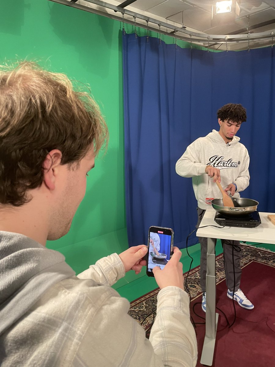 CurryCollegeCOM's tweet photo. The @CurryCollegeCOM major’s Online Video Content Creation course at @CurryEdu was in the studio today learning the steps to influencer video content creation for a cooking segment! #stirfryrecipe #cookingvideo #tsang #soysauce #contentcreator #stirfry #chicken https://t.co/8A6wOpOgXU