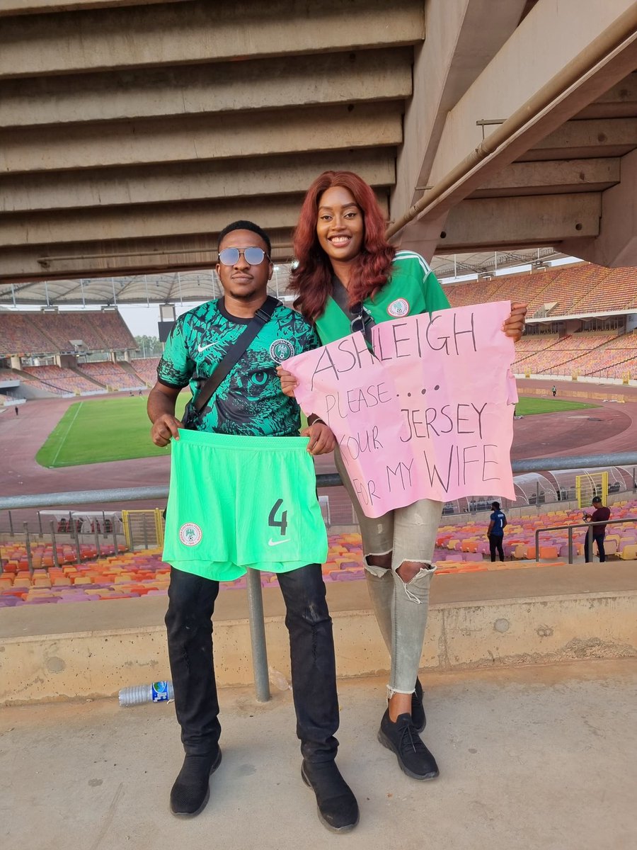 jaredchambs's tweet image. The third picture were just fans celebrating the gift with me. I only came with my wife..😁😁