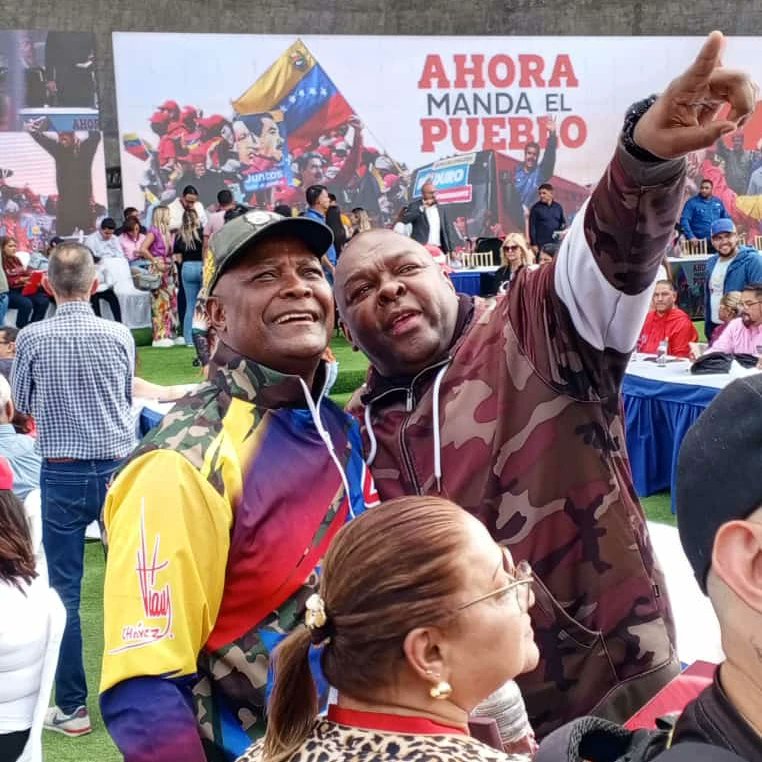 #VenezuelaAbreCaminos entregando las propuestas de las 7T a nuestro Presidente <a href="/NicolasMaduro/">Nicolás Maduro</a>. Más de 43 movimientos sociales desplegados en el debate de las 7Transformaciones. Junto a Nuestro Alto comisionado presidencial por la paz y la vida <a href="/vargas_mimou/">Alexander Mimou Vargas</a> 
<a href="/fundacion_mpv/">Fundación Movimiento por la Paz y la Vida Vzla</a>