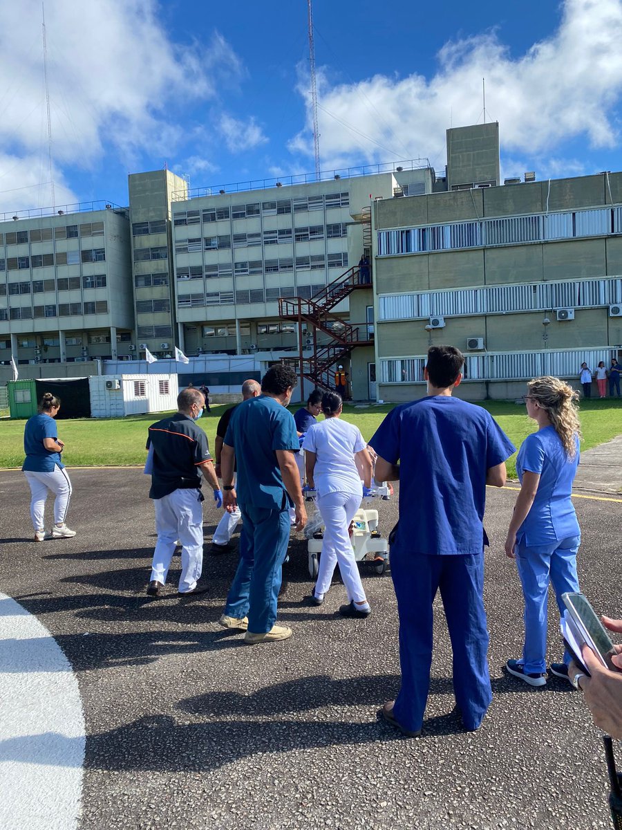 El Hospital Policial recepcionó hoy en su helipuerto un paciente politraumatizado grave proveniente de Mercedes. Un existoso procedimiento que acorta los tiempos asistenciales! <a href="/Veroperezpap/">Dra. Verónica Pérez Papadópulos</a> <a href="/pabloabdala66/">Pablo Abdala</a> <a href="/Ni_Martinelli/">Nicolas Martinelli</a>