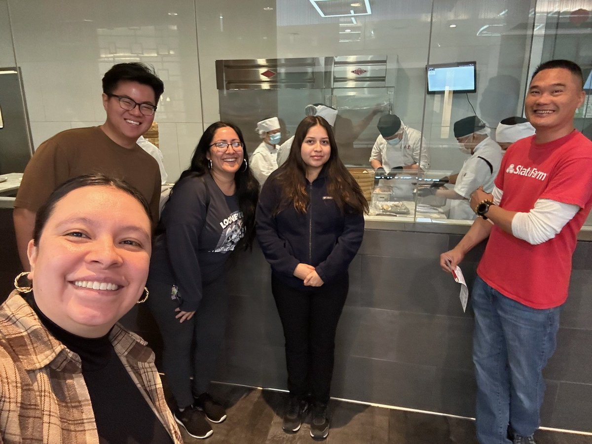 Took a team field trip to Din Tai Fung to see how dumplings are made 😋 #foodiegram #food  #dumplings #iykyk #fieldtrip #reels  #officeshenanigans #relatable #workhumor #remake #agent_bentran #office  #foryou #ohana #fyp #fypシ  #foryourpage #teambentran #newteamwhodis
