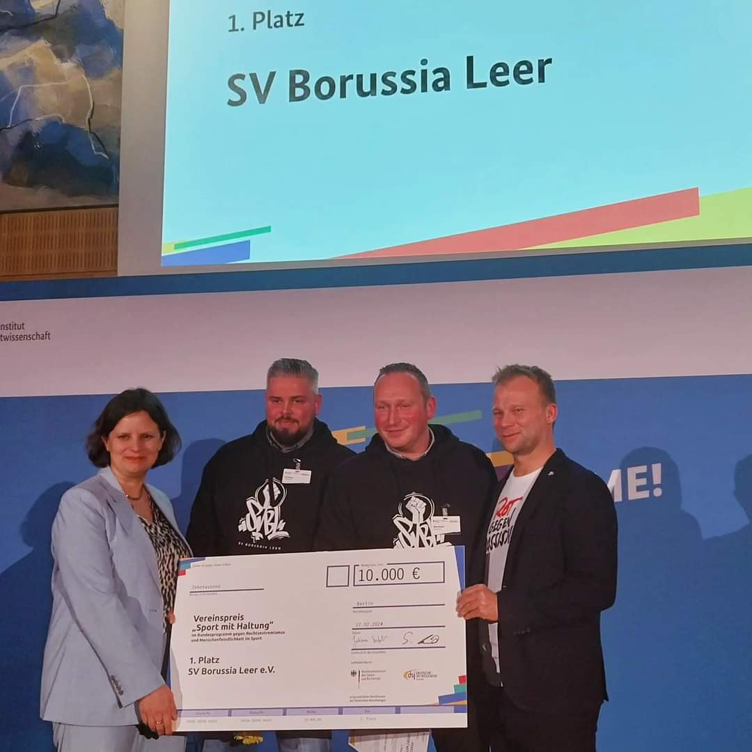 Wir sind sprachlos! 
Borussia Leer hat den bundesweiten Vereinspreis „Sport mit Haltung“ gewonnen! Der Preis ist mit 10.000 Euro dotiert und würdigt Borussias langjähriges und nachhaltiges Engagement gegen rechte Tendenzen, Diskriminierung und Antisemitismus.
