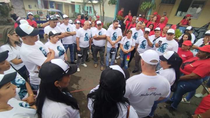 En #Cuba los que quieren hacer como la #GenteQueSuma, buscan soluciones. Los que no, los que solo ven del sol sus manchas, esos buscan justificaciones. #UnidosXCuba.