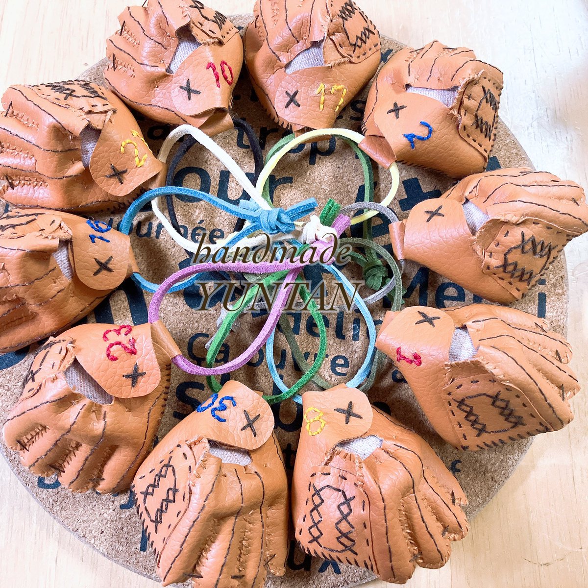 HandmadeYuntan's tweet photo. ミニグローブ⚾︎ . /(*ˊᵕˋ* )
オーダーありがとうございます🎈

おそろいのグローブを10個
製作させていただきました

ひもは全部違う色
刺繍は背番号を☺️

 #ミニグローブ
 #卒団記念 
 #野球好きな人と繋がりたい https://t.co/ElDPE1mH6j