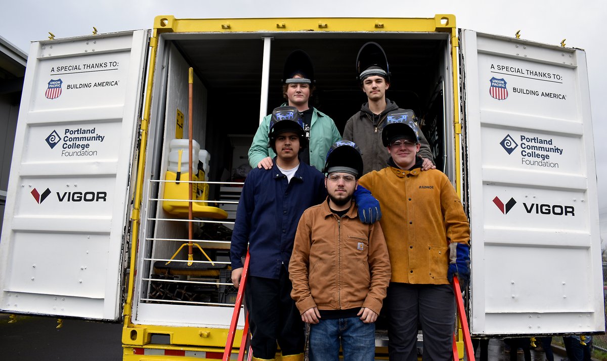 PortlandCC's tweet photo. Last week, the folks w/ @hillsboro_sd welcomed a contingent of PCC &amp; @UnionPacific leaders to tour the mobile welding center stationed at Liberty HS! The students were having a blast! The center is traveling all over the district to train people for great careers. 👨‍🏭👩‍🏭 #orleg https://t.co/9egQTM8ydN