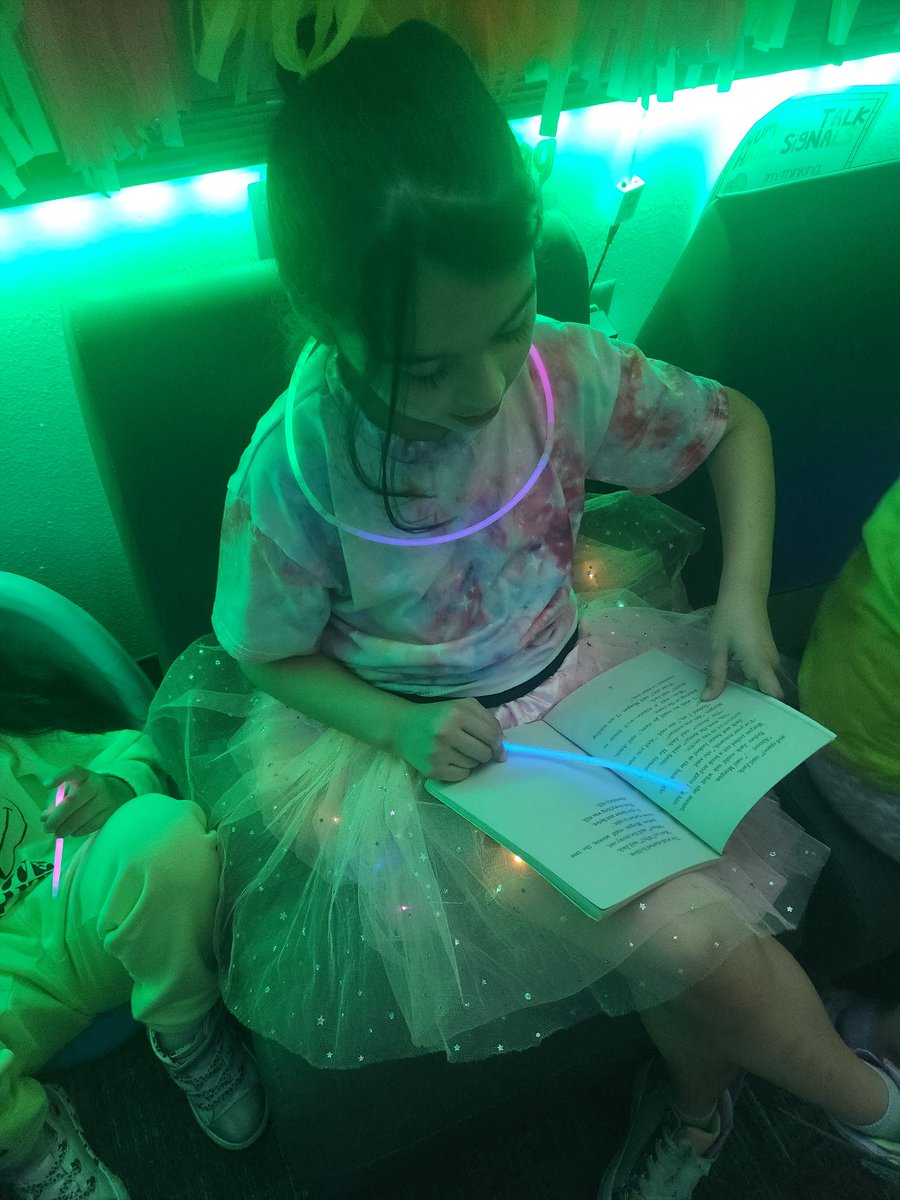mrsfordin1st's tweet photo. Glowing crazy for the 120th day of school! @SpearsElem https://t.co/Y44C5vR1Cn