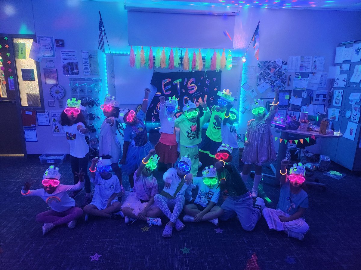 mrsfordin1st's tweet photo. Glowing crazy for the 120th day of school! @SpearsElem https://t.co/Y44C5vR1Cn