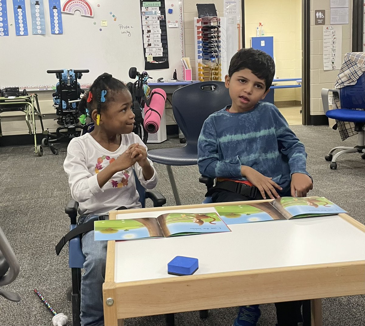 CampbellMuir54's tweet image. Guided reading is one of our favorites in  Rm. 104! 🙂#Muir #muirmoment