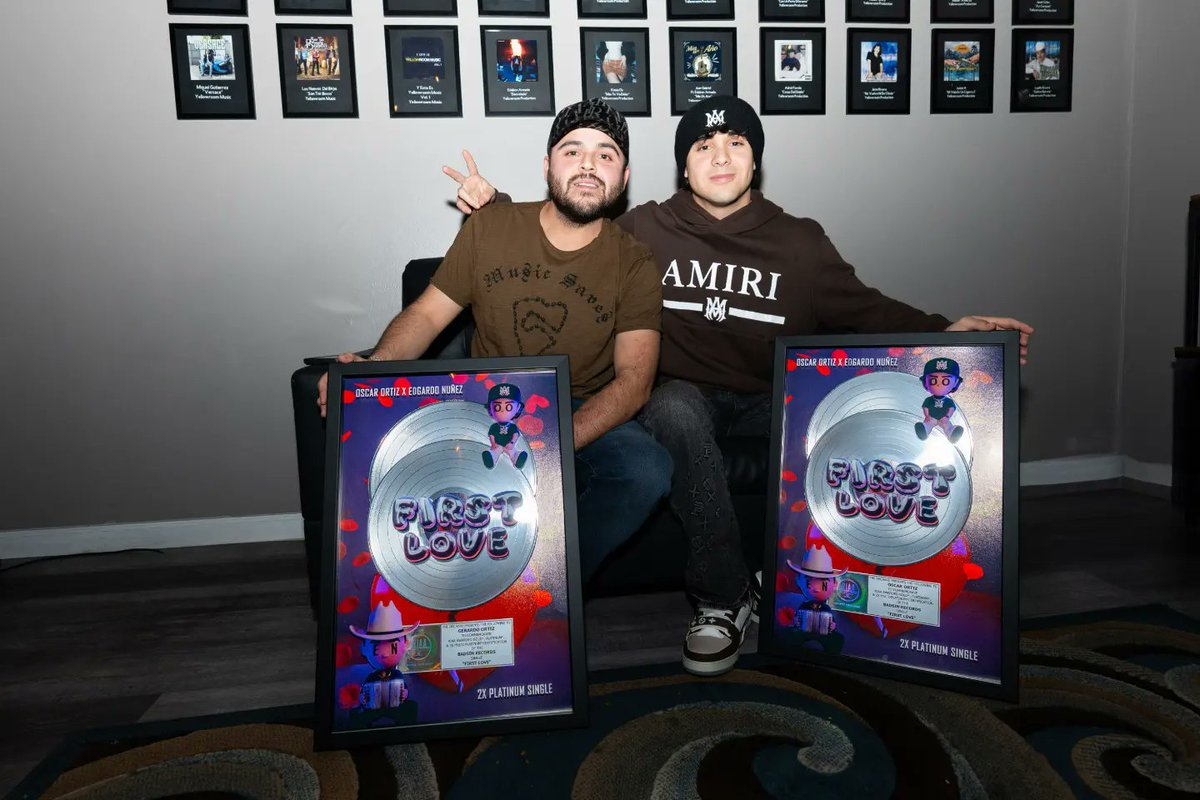 Gec_music's tweet photo. OSCAR ORTIZ RECIBE DOBLE DISCO PLATINO EN ESTADOS UNIDOS Y DISCO DE ORO EN MÉXICO POR SU TEMA VIRAL “FIRST LOVE".

Oscar Ortiz se suma a uno de los nuevos exponentes con mayor éxito en la industria musical, acumulando 128.61 millones de oyentes en plataformas Digitales. https://t.co/AvJFnwn2kw