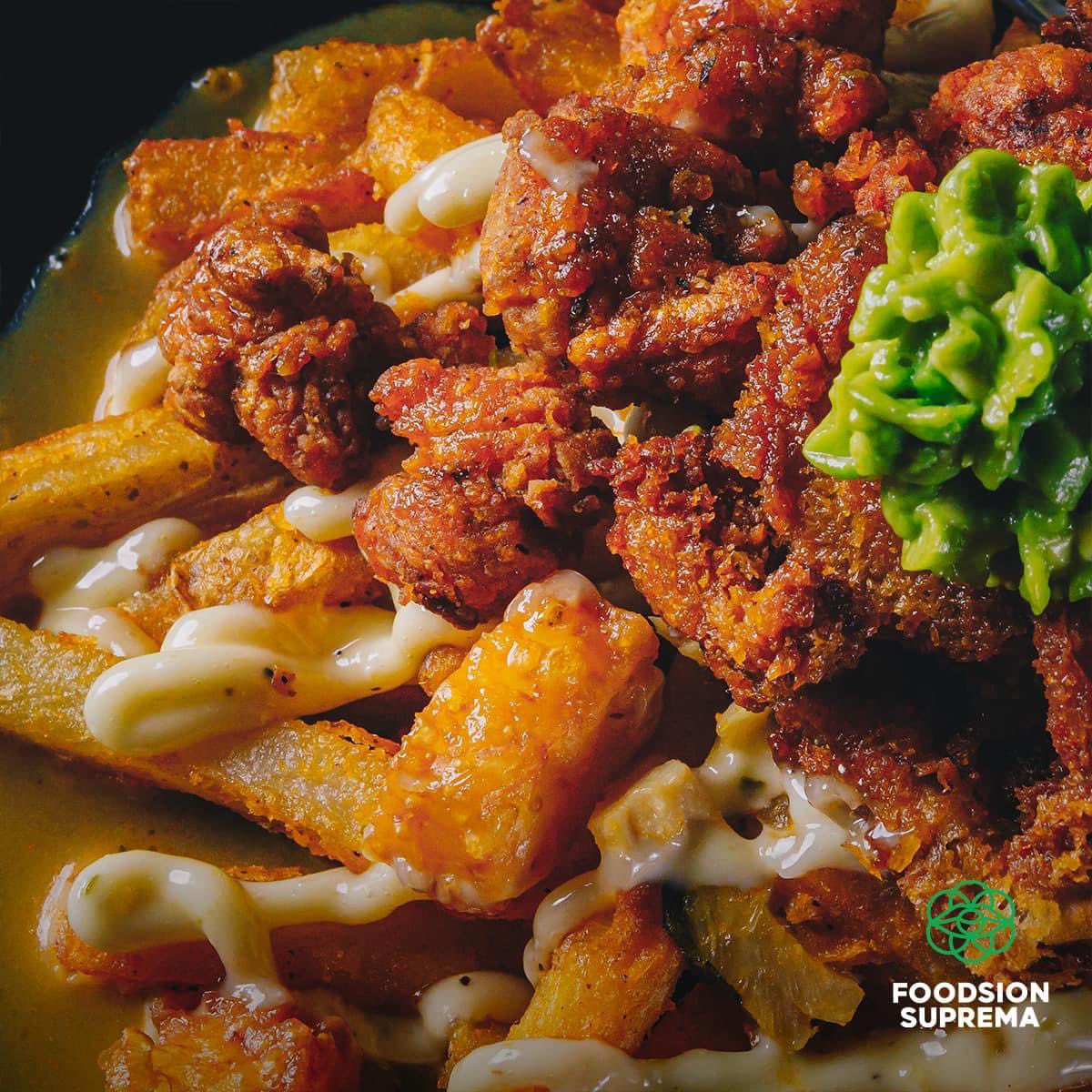 sharkbitessv's tweet photo. Esto es #ShrimpNCalamariFiesta 🍤🥑🍻: Exquisitas papas francesas de cobertura crocante, bañadas en salsa de mariscada y queso cheddar, cubiertas con alioli de ajo, parmesano, mariscos empanizados con trozos de queso frito y topping de aguacate .
¡Disfrútalas en #Foodsion! 🤩 https://t.co/st5aUT95lC