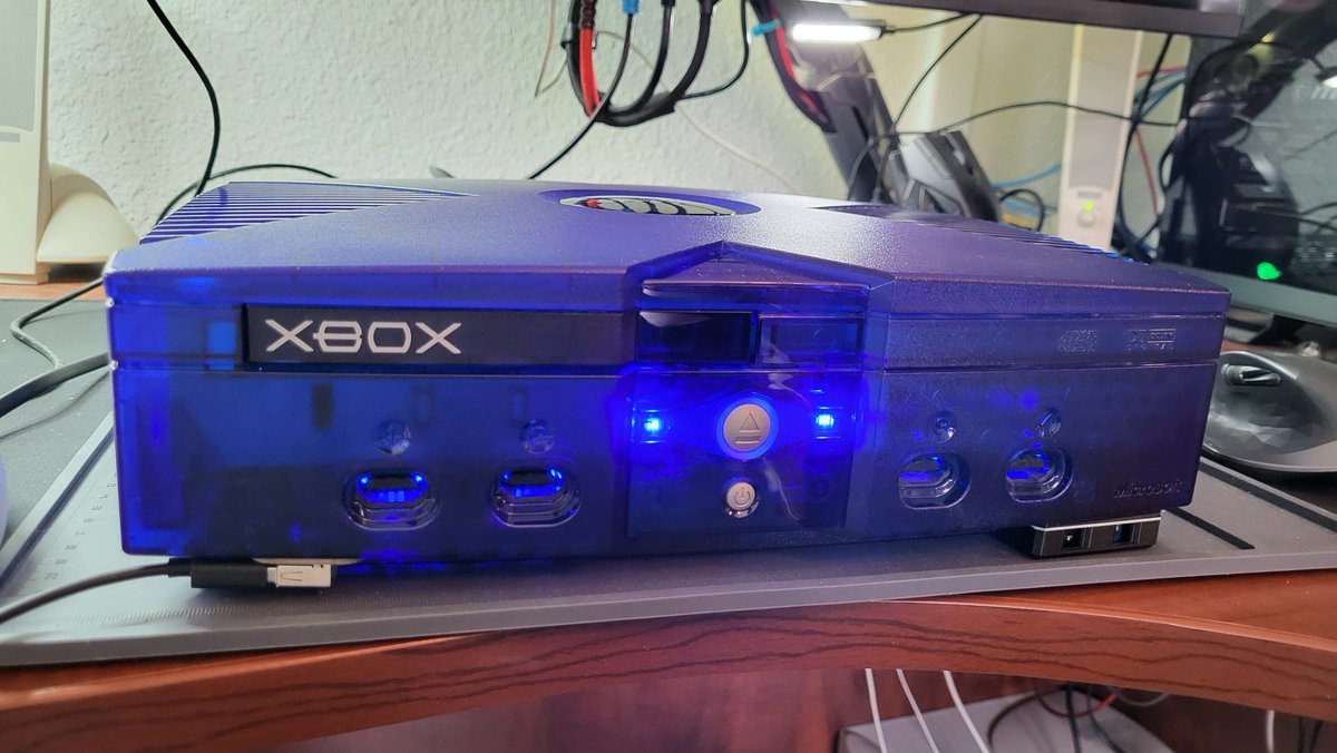 Completed my dream build Original Xbox today. 😁

Limited edition blue/Asia case, 1.4ghz CPU, 128mb RAM, 4TB HDD (UDMA5), Xenium chip, XeniumRGB, Xirc 2, internal OgX360, HD+ HDMI, Noctua 60mm fan, dual-80mm fan mod, no-DVD. Running Cerbios and PrometheOS.

#originalxbox #xbox