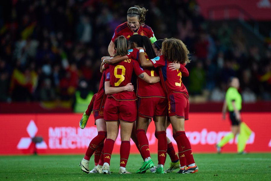 Erafutbolfem's tweet photo. ‼️ Dorsales de la @SEFutbolFem para la final de la Nations League

✅ Entran Tere Abelleira y Alexia Putellas, que llevarán el 3 y el 11 respectivamente

❌ Shei García y María Pérez son los dos descartes

👕 Vicky López llevará el 21 https://t.co/1NzWncJzVc