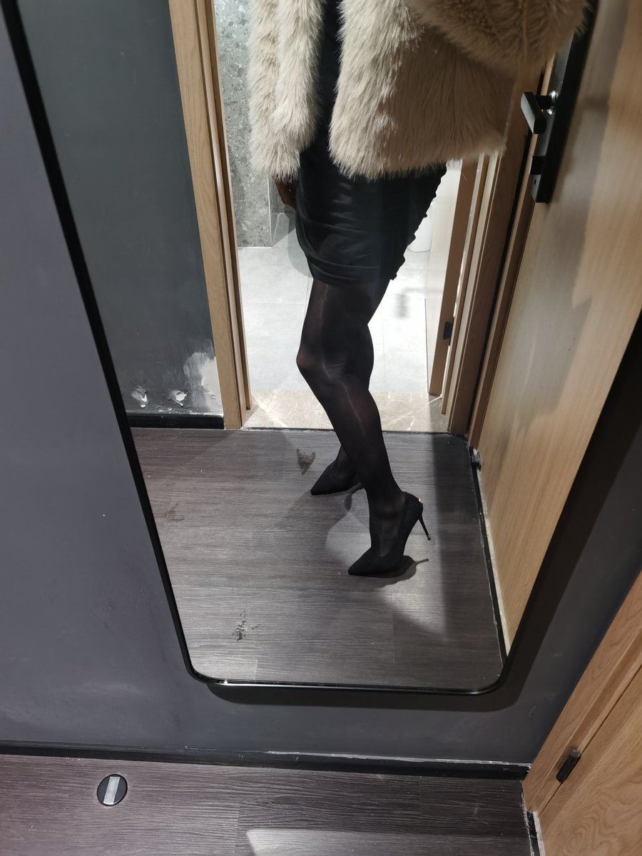 minbugudan's tweet photo. 姐姐要出门了🤭 https://t.co/IpEn24xEQ5