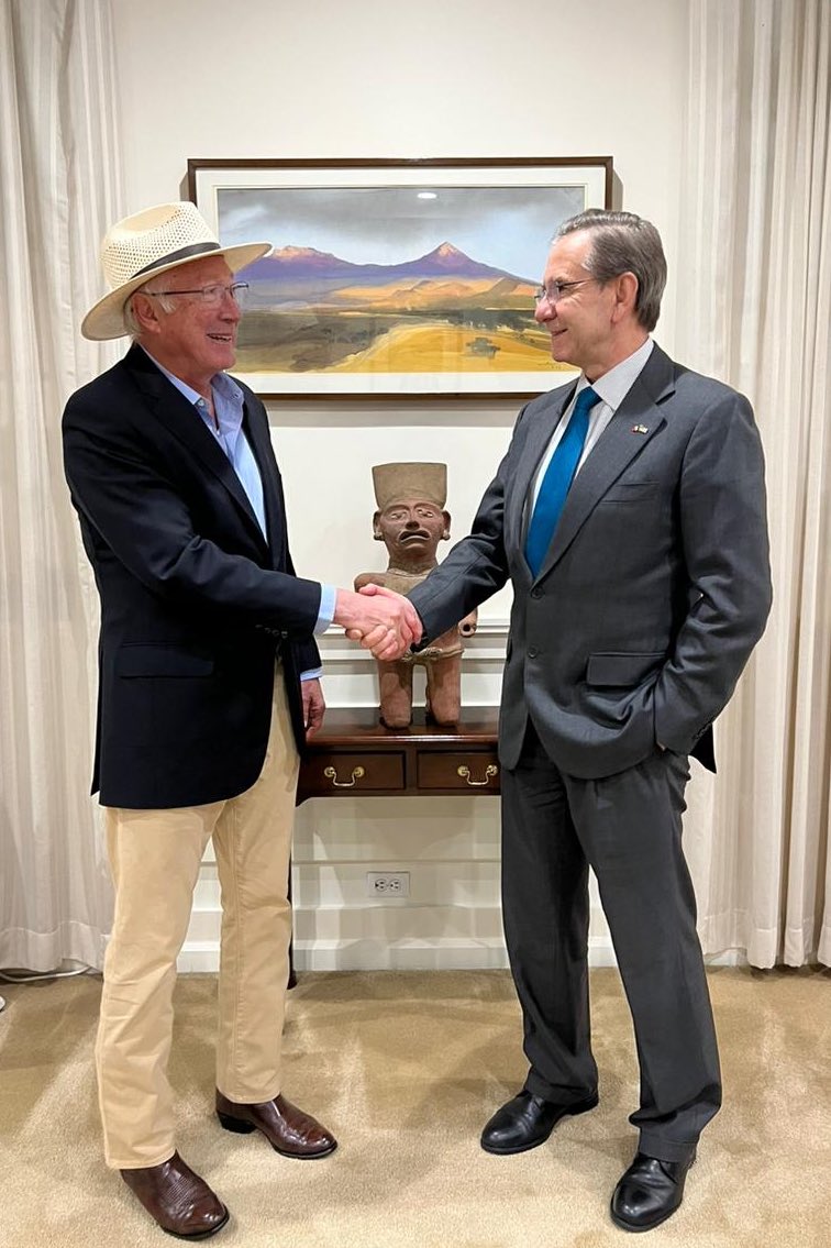 Recibí la visita en la @EmbamexEUA de nuestro amigo y embajador Ken Salazar (@USAmbMex), quién participará en la reunión trilateral que tendremos 🇲🇽#México, 🇬🇹#Guatemala y 🇺🇸#EUA, aquí en Washington. Mañana se informará @SRE_mx los acuerdos logrados.