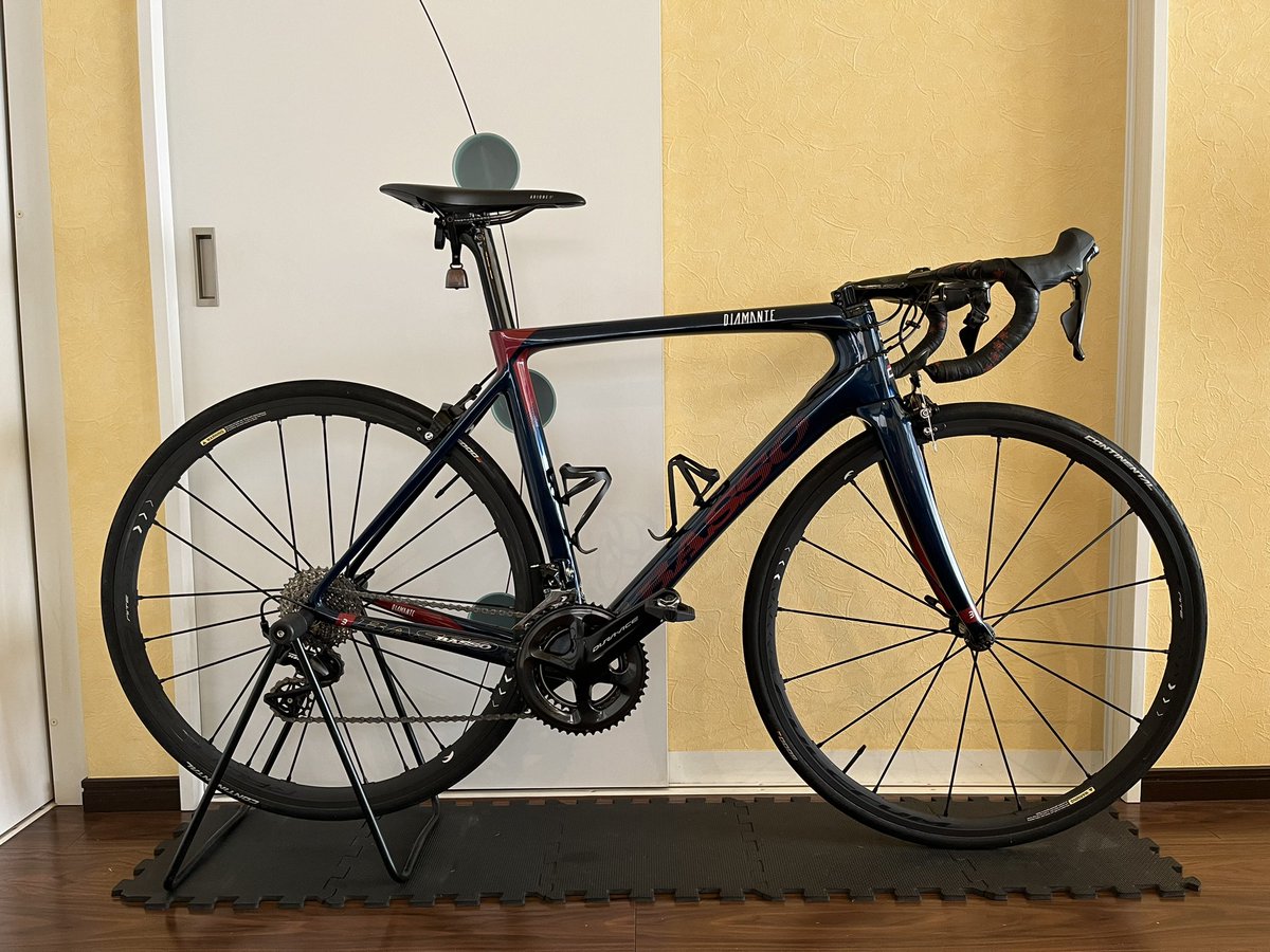 愛車『BASSO DIAMANTE』
一部装備変更をしてみた。
⚫︎エリートホイール ドライブ40＋シュワルベワンアメサイド→
フルクラムレーゼロナイト＋コンチネンタルGP5000にチェンジ！
⚫︎超軽量中華フルカーボンサドル→
フィズィークARIONE:R3にチェンジ！
こちらの方が登りやすい気がするんだよな〜！