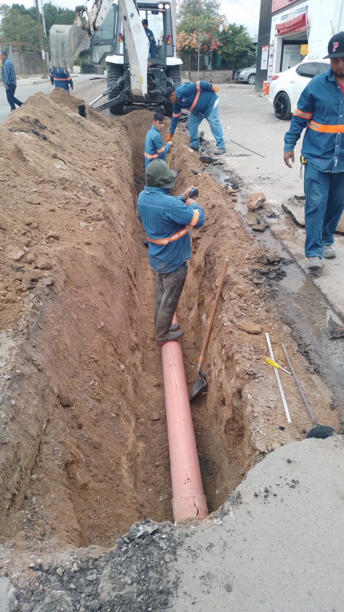 aguahermosillo's tweet photo. Se da inicio a rehabilitación de linea sanitaria de 8"pulgadas, en calle Gildardo Magaña y calle octava, de la colonia Palo Verde.
¡Seguimos trabajando porque #HermosilloCRECEContigo! https://t.co/lcChQpcaTC