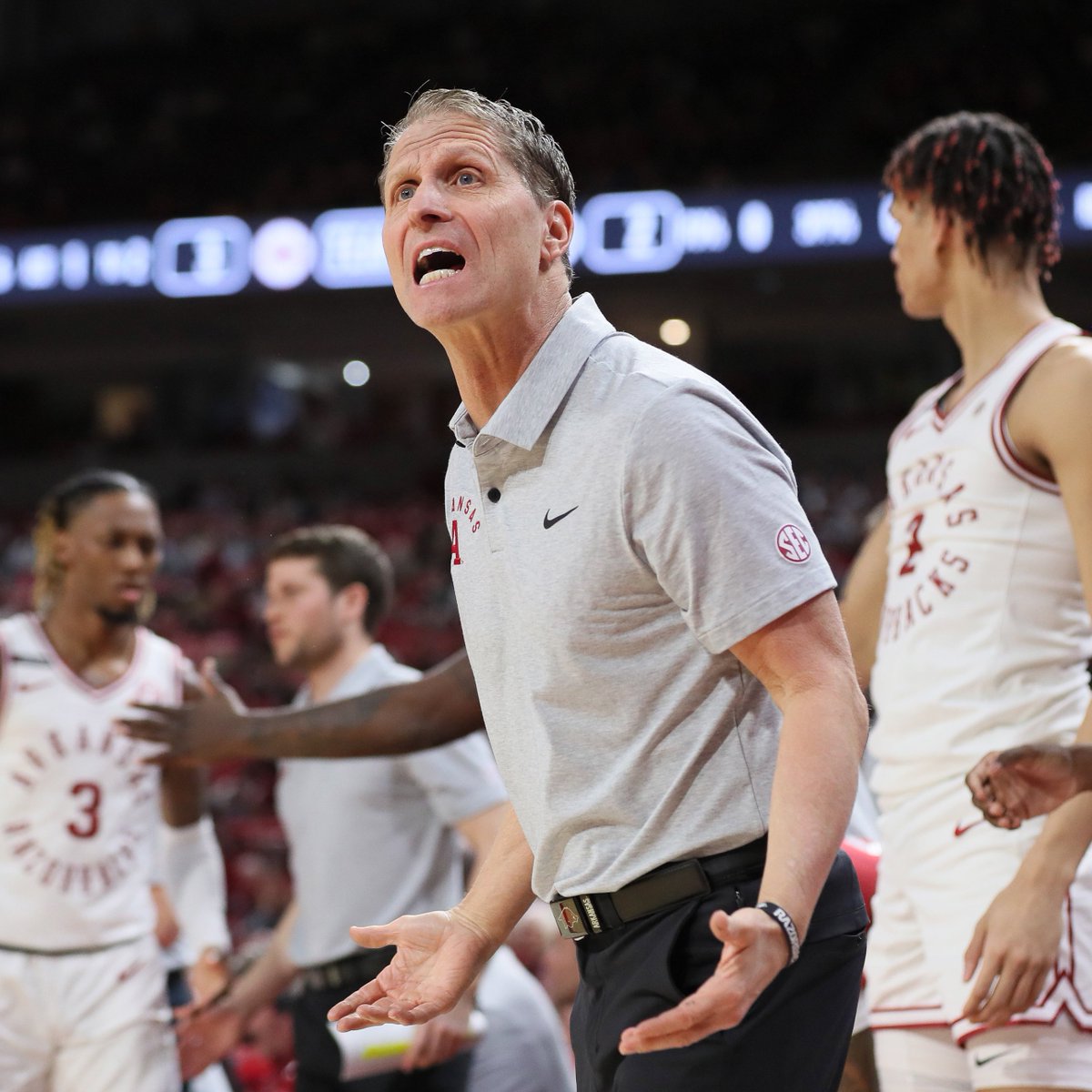 ConnorGoodson's tweet photo. We're two hours from tipoff in Bud Walton Arena! 
Check out my Tale of the Tape preview to see how the Commodores and Razorbacks measure up #WPS #Arkansas #Razorbacks (VIP): https://t.co/4RNe2863fn https://t.co/4tEzck4m7K