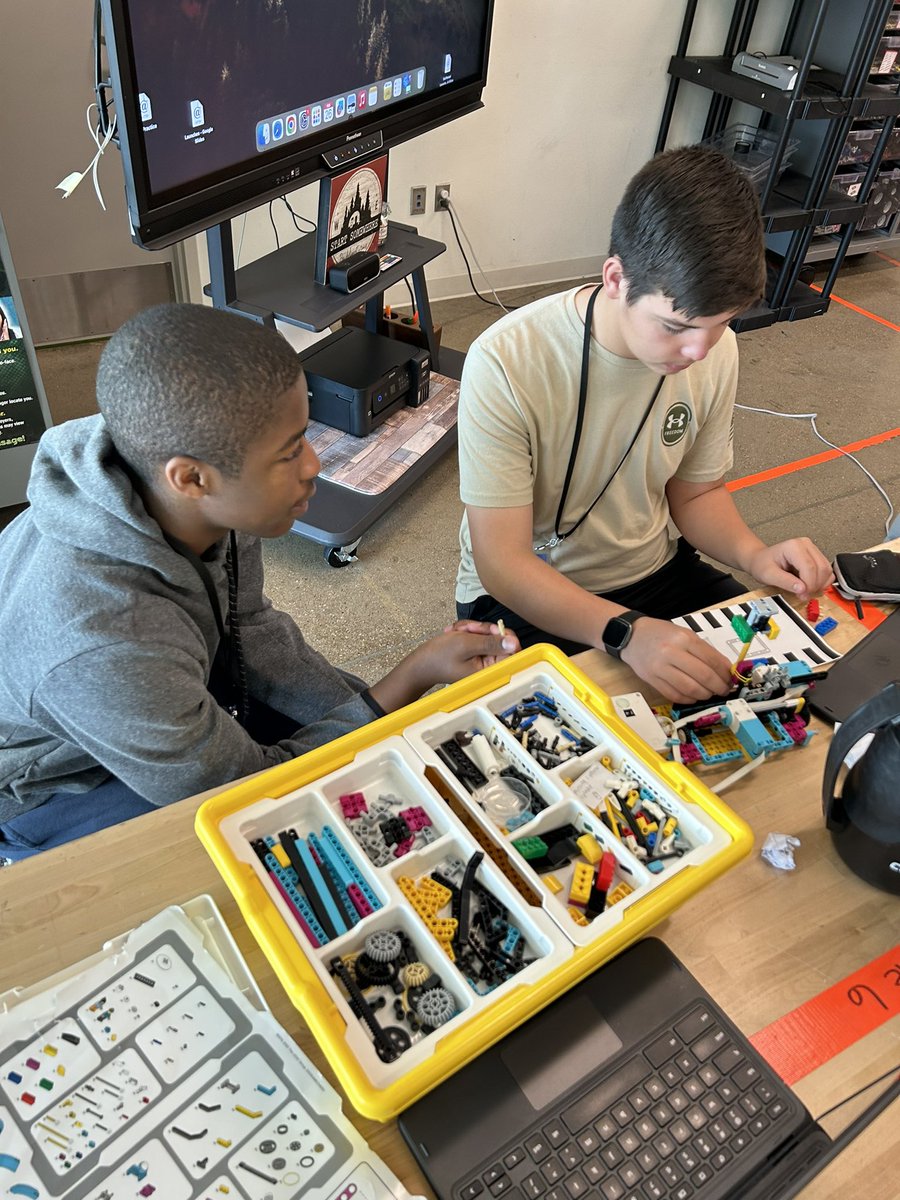TechRunsThruIt's tweet image. The best conversations to start my morning are happening here!!! “Let’s try…” “Oh look - what if…” “what do you think about…” #DMS78cs @misdcte #growthmindset #notAfraidToFail @LEGO_Education #spikeRobot #teamwork @dieterichms #DreamTogether