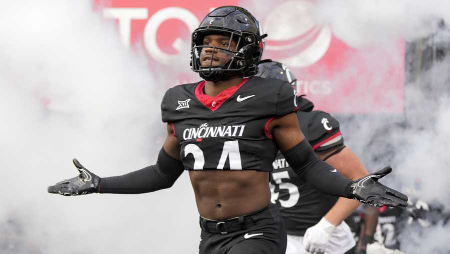 After a great conversation with @OLBeastCoach03 I am blessed to receive my 5th offer from the University of Cincinnati #gobearcats @RecruitGeorgia @CConnerdc @coachchastain @MohrRecruiting @CoachKent41 @One11Recruiting