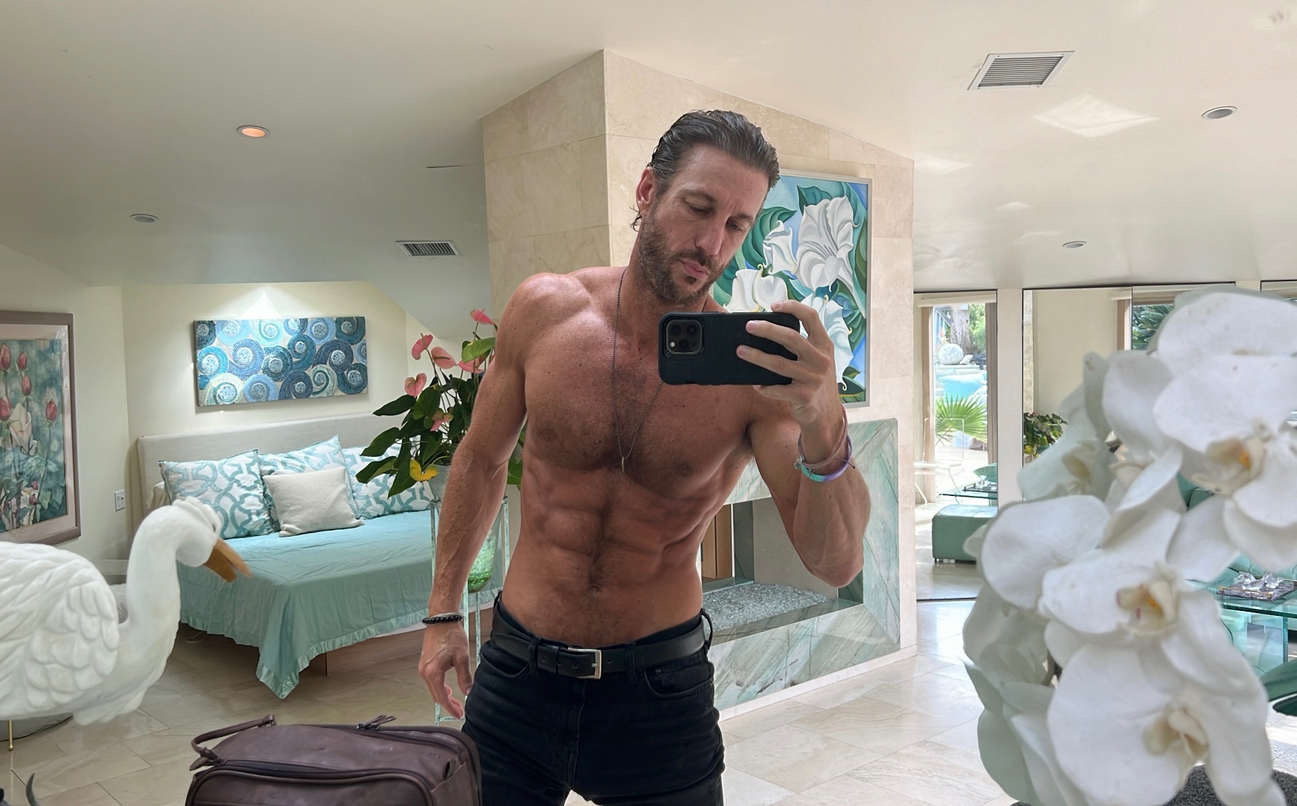 Jeansless..is that a word?..yeah the jeansless version here ⬇️ https://t.co/sZ8qWnfezQ https://t.co/IJQquMCZUw