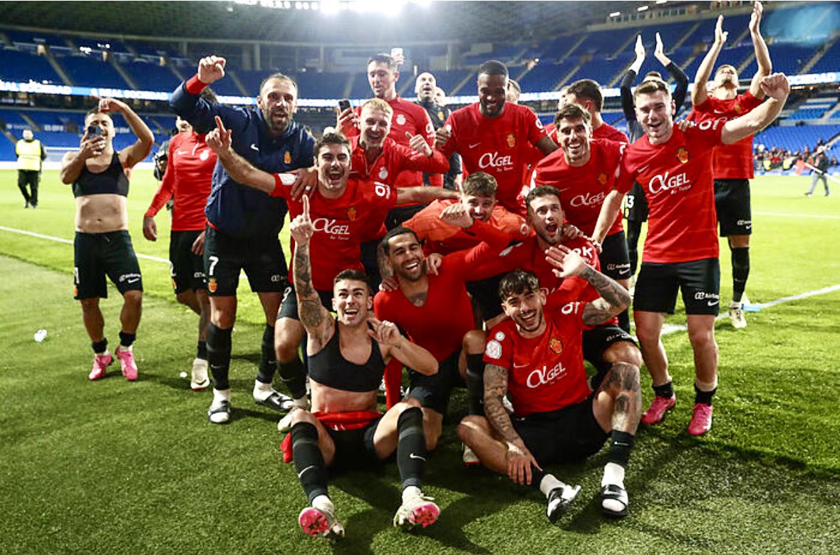 Enhorabuena al @RCD_Mallorca Primer equipo para viajar a Sevilla y jugar la final de la #CopaDelRey de la @rfef ❤️🖤❤️🖤❤️🖤❤️🖤❤️🖤. Cuando el trabajo de un grupo se ve reflejado en felicidad !!!!!!