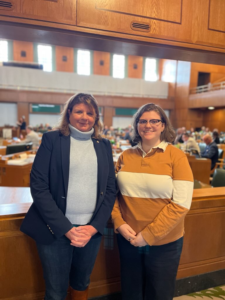Thank you to @replisareynolds, @VoteJulesHD37, and their staff for hosting two of our Government and Community Relations student workers at the Capitol yesterday! We appreciate you taking the time to highlight our amazing @uoregon students with your courtesies on the House floor.