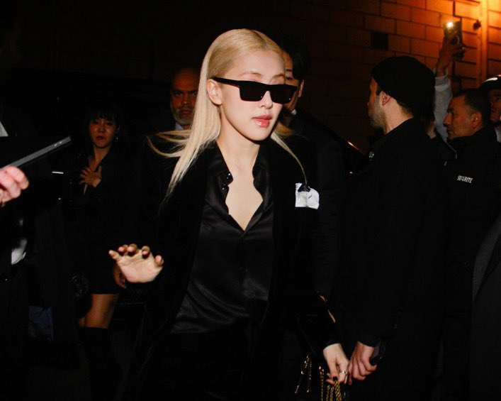 rosieshideout_'s tweet photo. #ROSÉ 
ROSÉ AT YSL WW24 SHOW
#ROSÉxSaintLaurent https://t.co/4cnP5L9kUe