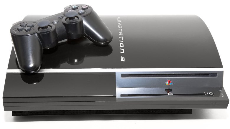 conkerax's tweet photo. Souvenirs : certains l’ont peut être oublié mais jouer à la PS3 en ligne était totalement gratuit 👏

À l’heure où le moindre service est payant, c’était quand même quelque chose qui pouvait faire la différence à l’achat pour certains face à la Xbox 360. Ça paraît même assez fou aujourd’hui quand on y pense, mais Sony avait maintenant ça tout au long de la vie de sa console. Même si, attention, le Xbox Live restait bien plus secure et sûrement performant (on se rappelle du piratage massif qu’avait subit le PSN).
Mais on se dit qu’il fut un temps où ce genre de chose existait encore dans l’industrie du JV