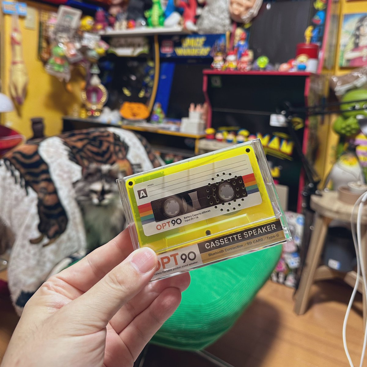 tamiya_works's tweet photo. HATCH @hatch8_jp で買ったカセット型Bluetoothスピーカー🔈
接続する時の音がエモい🥰🥰
正直音は良くないけど、まぁそもそも音の良し悪しをコイツには求めてない。部屋にちょこんと置いて、懐メロ聴くのに最高だ♪ https://t.co/uOZAahZol3