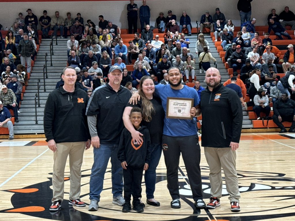 @RashadReid7 being presented with the Huff and Stydahr Awards for the states top defensive player and lineman.