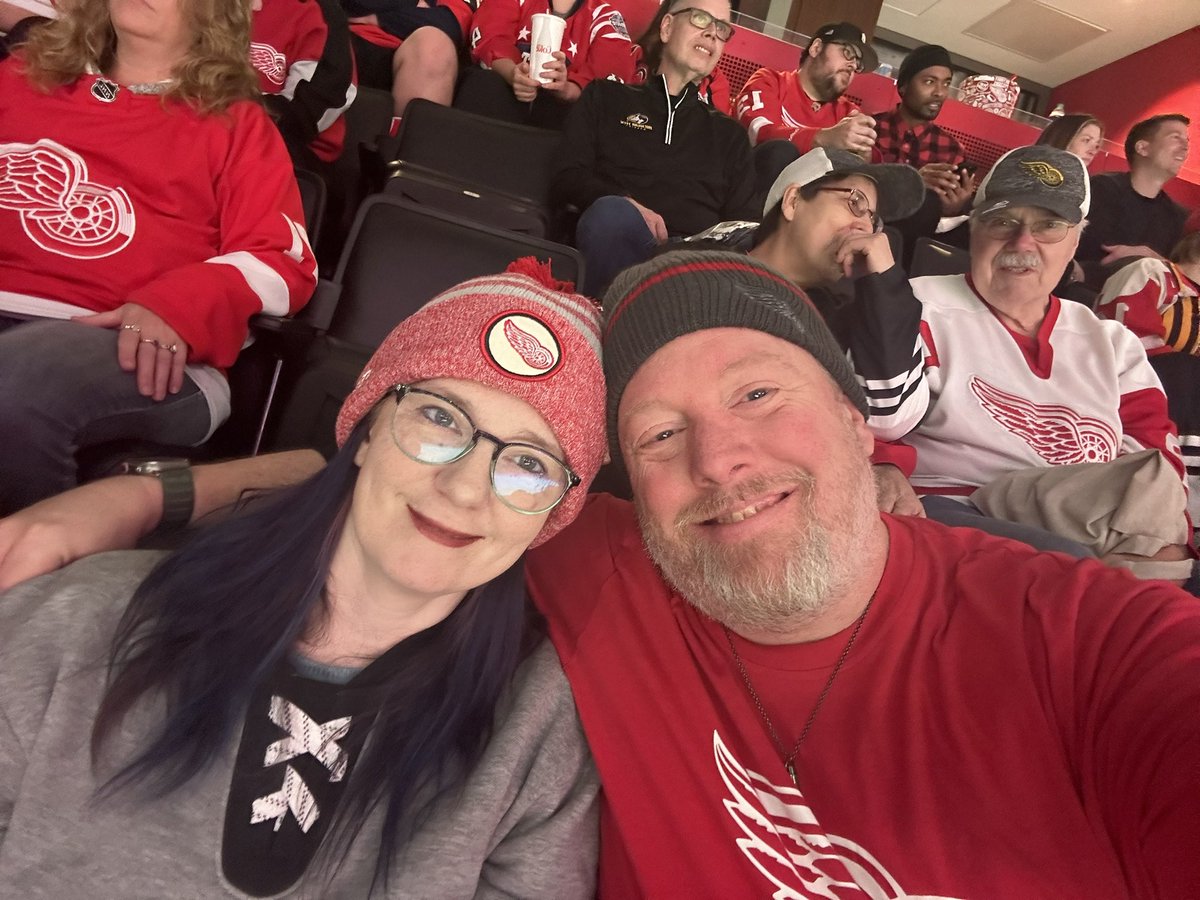 cavemanMPN's tweet photo. At the Wings/Caps game! Same game we went to nearly 2 decades ago at the Joe. Love you babe! #SheIsTooHotForMe #IwinAtLife https://t.co/7ecXFJuHRd