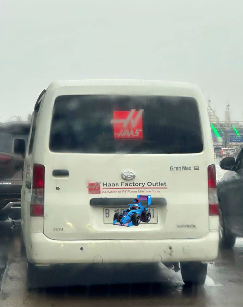 Randomly bumped up with a Haas car on my way to the office.
Apakah ini pertanda <a href="/f1speed_indo/">F1 Speed Indonesia</a> ? Is this the year for <a href="/HaasF1Team/">MoneyGram Haas F1 Team</a> to rise up as top midfielder team?