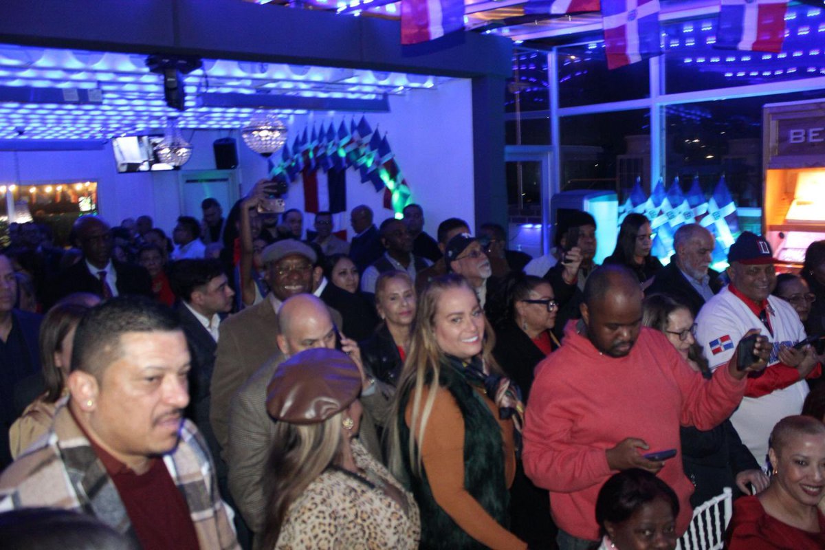 Ozone Park’s Benrooftop was packed for a night of Dominican live music, dancing, food, and community. 🇩🇴 🇺🇸