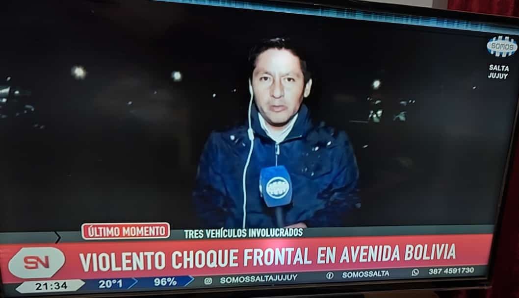 ULTIMO MOMENTO: Impactante triple choque frontal en Av. Bolivia. La camioneta se cruzó de carril y embistió a dos autos particulares. Una de las conductoras fue traslada en código amarillo por el <a href="/samecsalta/">SamecSalta</a>.
