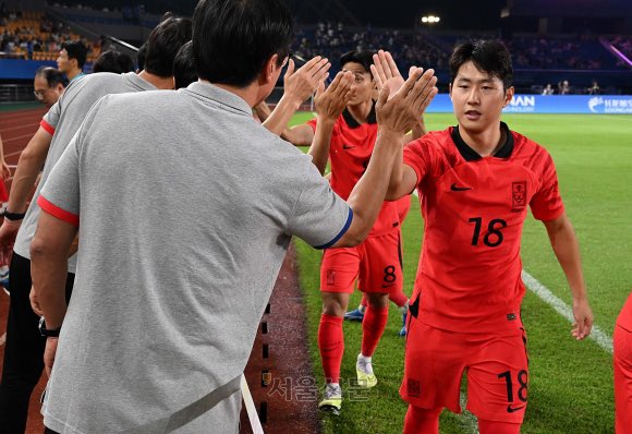 KNTFootball's tweet photo. 🚨 | Current discussions are underway regarding disciplinary actions for Lee Kang-in, which may include his absence from the match against Thailand.

(Source / Kukmin Ilbo) https://t.co/ahDfpl89py