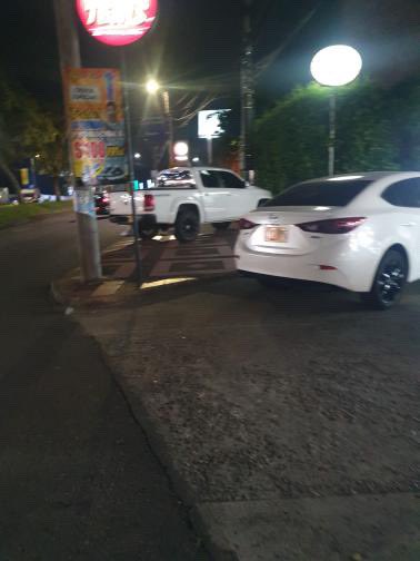 lavozmayordelto's tweet photo. En Ibagué falta mucha cultura ciudadana SE PARQUEAN DONDE SE LES DA LA GANA https://t.co/OkWfpmttGe