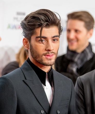Zaddyzeeloml's tweet image. The iconic single hair strand of zayn malik happened 💫