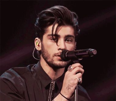 Zaddyzeeloml's tweet image. The iconic single hair strand of zayn malik happened 💫
