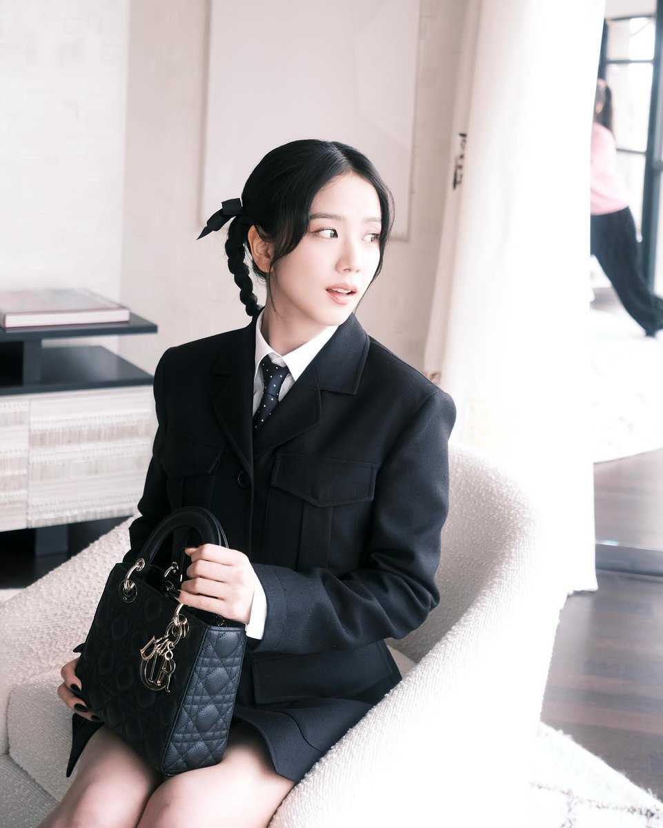 sooyaaph's tweet photo. #JISOO instagram update

JISOO THE HUMAN DIOR
#JISOOxDiorAW24
#ParisFashionWeek https://t.co/izkKbi0Dlb