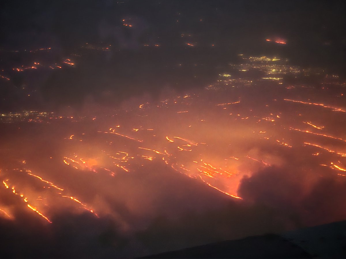 Flying over the Texas panhandle right now. Looks apocalyptic down there #TXFire #wildfire